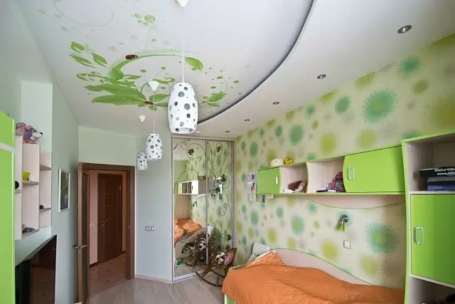 фотопечать в комнате на белом потолке