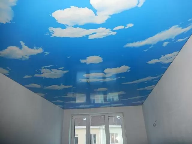 небо с облаками на натяжном потолке